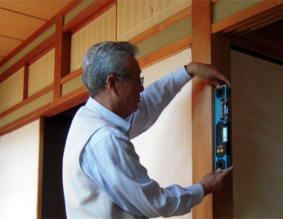 柱の傾きを測定