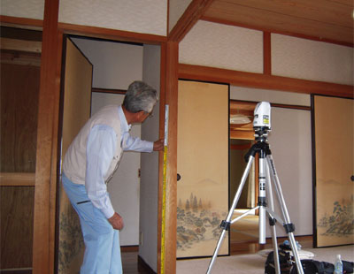 床の沈下を測定